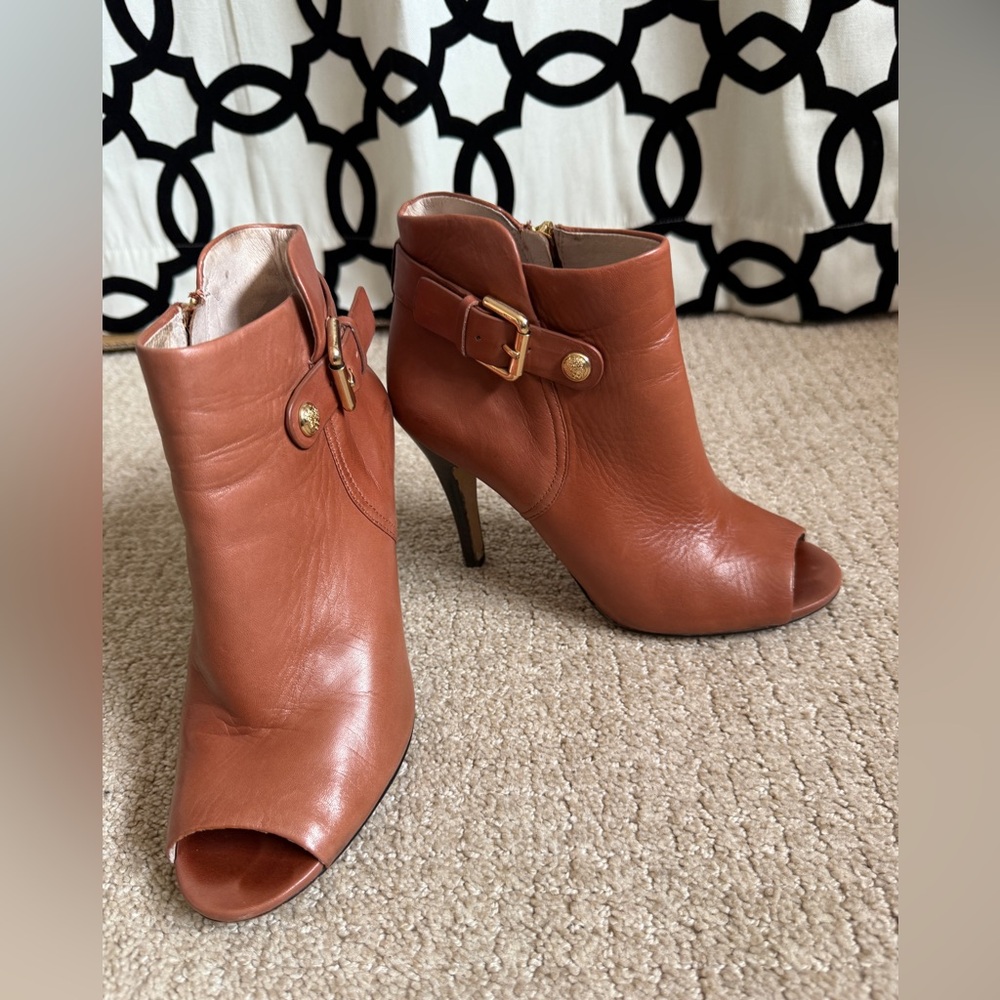Vince Camuto brown leather heals, size 7